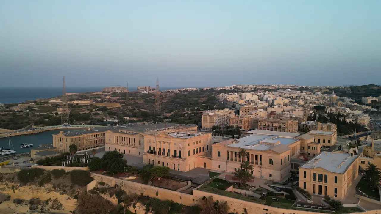 مبانٍ من الحجر الجيري تطل على الميناء